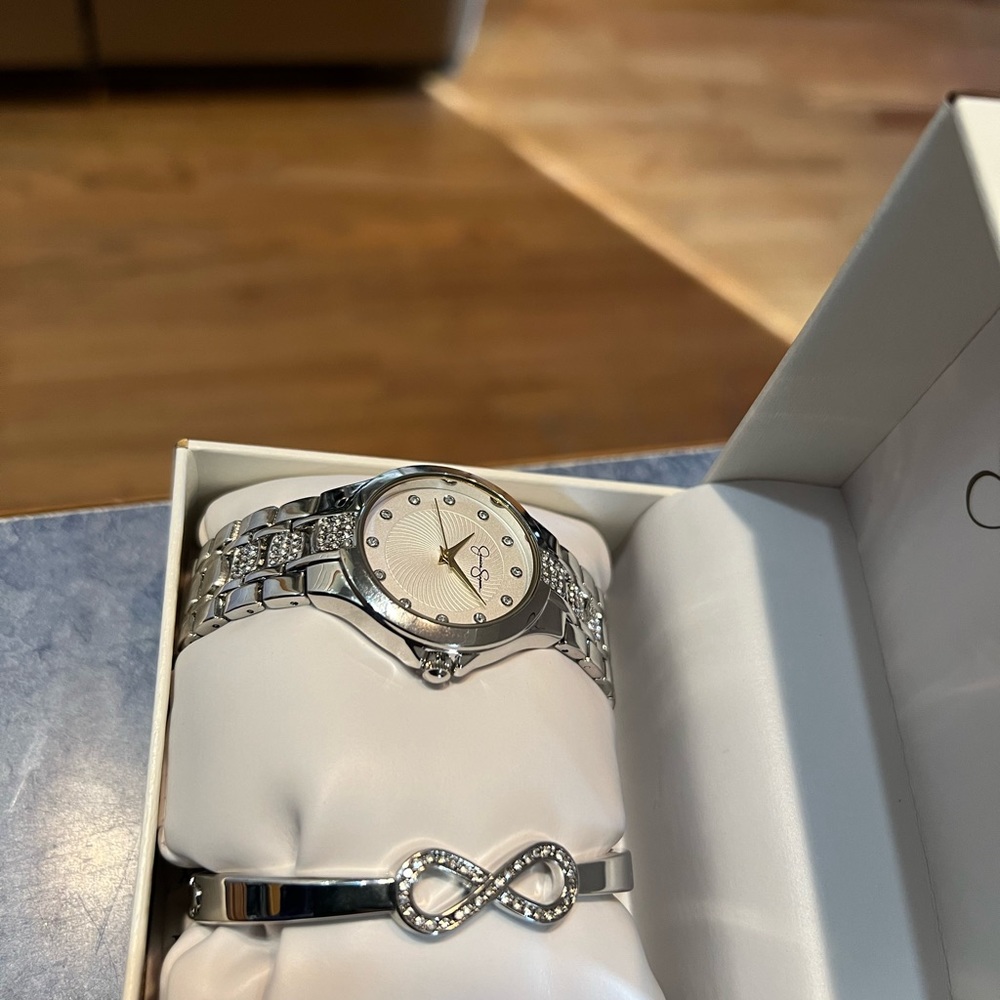 Jessica Simpson watch & Bracelet set New!!